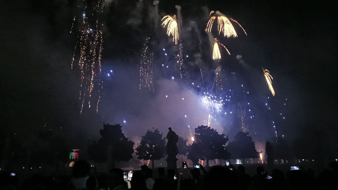 The photo shows Prato della Valle in the evening, during the fireworks on August 15th The photo shows Prato della Valle in the evening, during the fireworks on August 15th