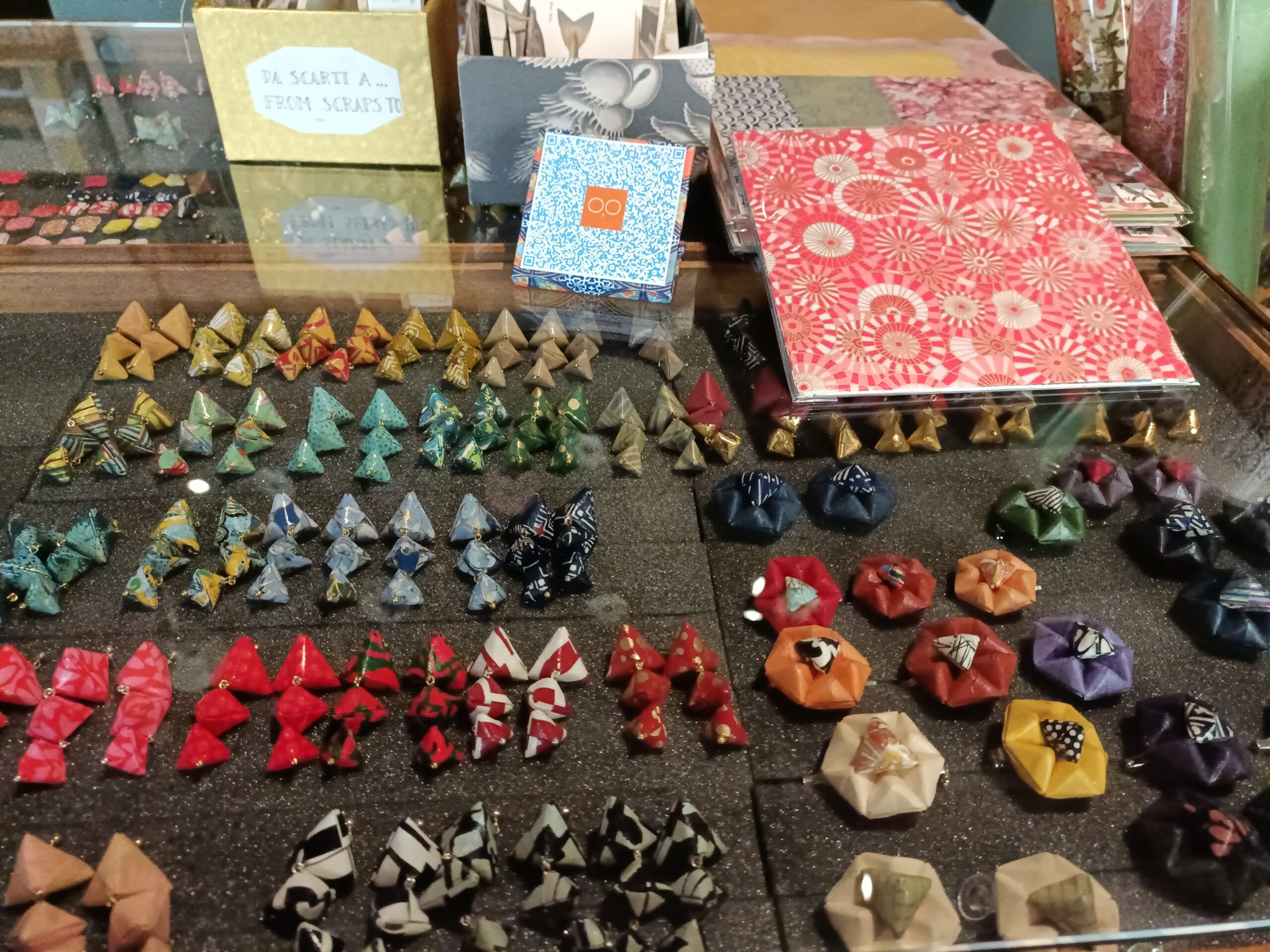 foto rappresentante una serie di orecchini, fatti con la tecnica degli origami, dentro il negozio Paperoowl a Venezia foto rappresentante una serie di orecchini, fatti con la tecnica degli origami, dentro il negozio Paperoowl a Venezia
